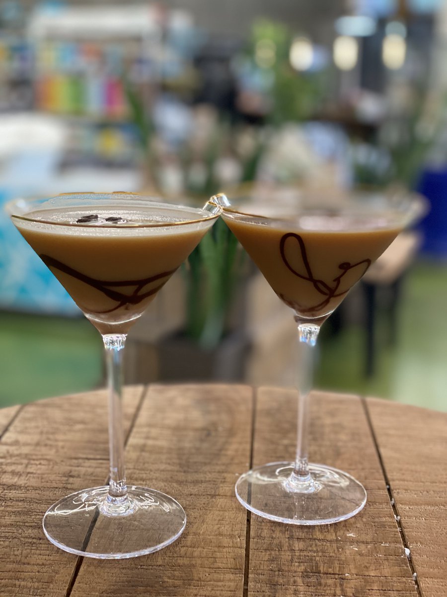 Cheers to the weekend! Try one of these delicious espresso martinis to celebrate! 🍸☕️

#vegandrink #vegansoftheworld