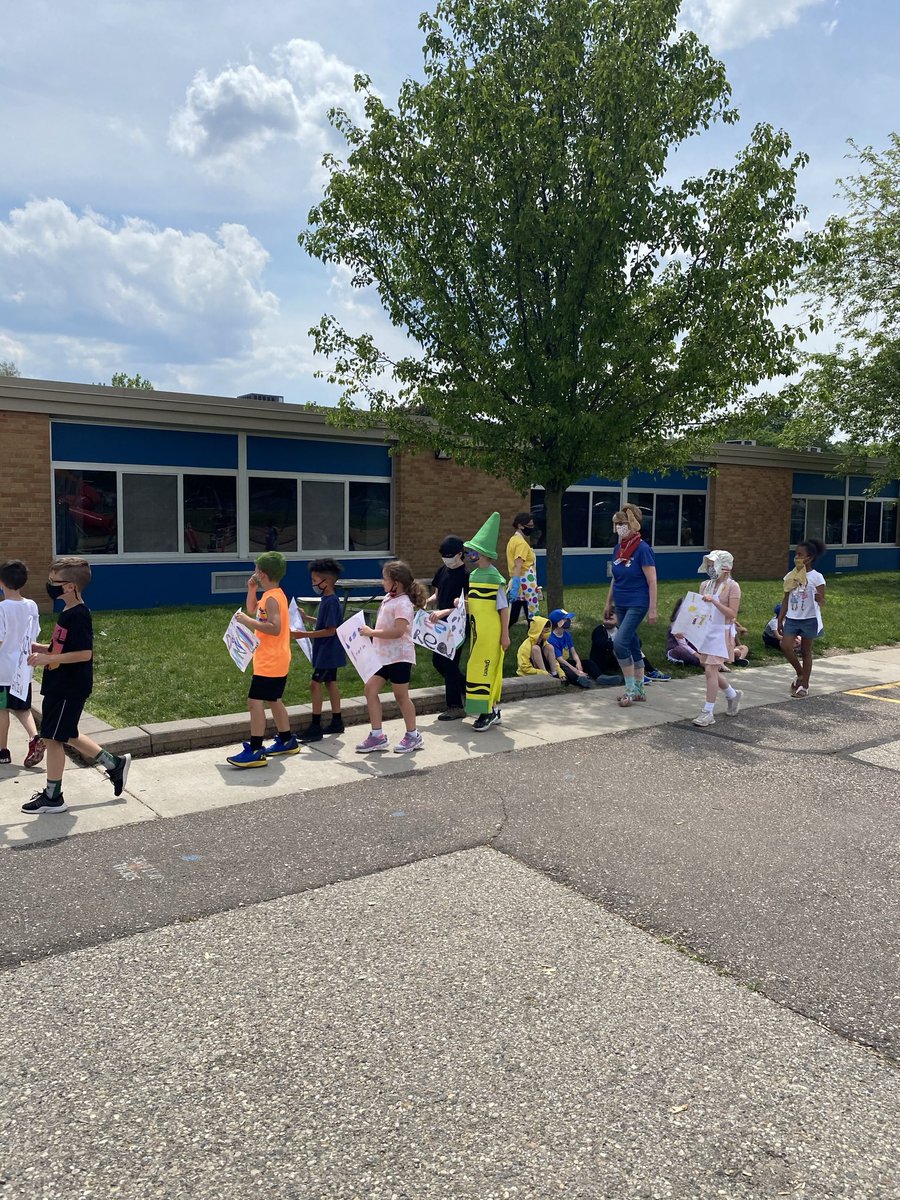 roadrunnersrule's tweet photo. What a beautiful day to celebrate our favorite reading characters with a Reading Parade! #wearelamphere https://t.co/g5PYeDHWUT