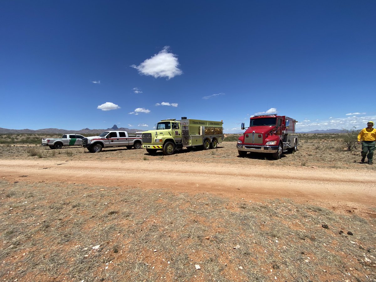 azstateforestry's tweet photo. Crews on #MachoFire have stopped forward progress &amp; cont. to battle high winds, dry conditions &amp; rugged terrain. Fire is 309 acres. Aircraft working in conjunction w/hand crews. Fire located 9 mi. NW #Sasabe. 📷Chris Ader, Three Points FD. Aerial📷Air Attack. #AZFire #AZForestry https://t.co/Zak0Fnk3b7