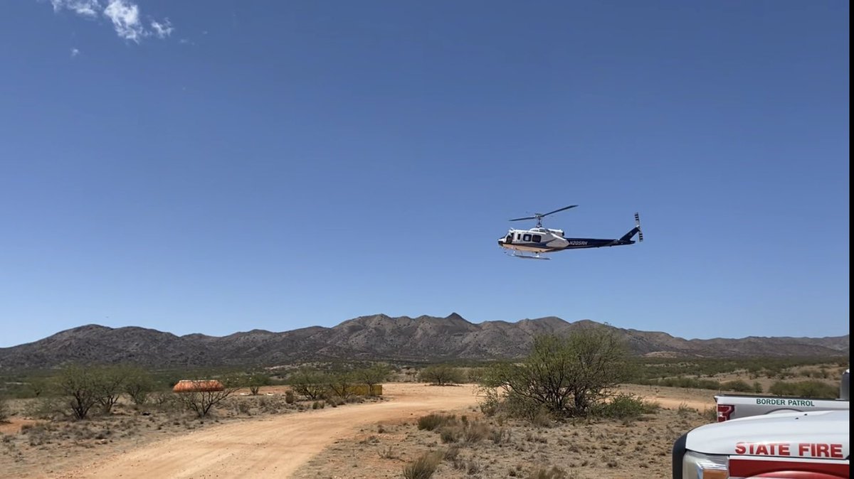 azstateforestry's tweet photo. Crews on #MachoFire have stopped forward progress &amp; cont. to battle high winds, dry conditions &amp; rugged terrain. Fire is 309 acres. Aircraft working in conjunction w/hand crews. Fire located 9 mi. NW #Sasabe. 📷Chris Ader, Three Points FD. Aerial📷Air Attack. #AZFire #AZForestry https://t.co/Zak0Fnk3b7