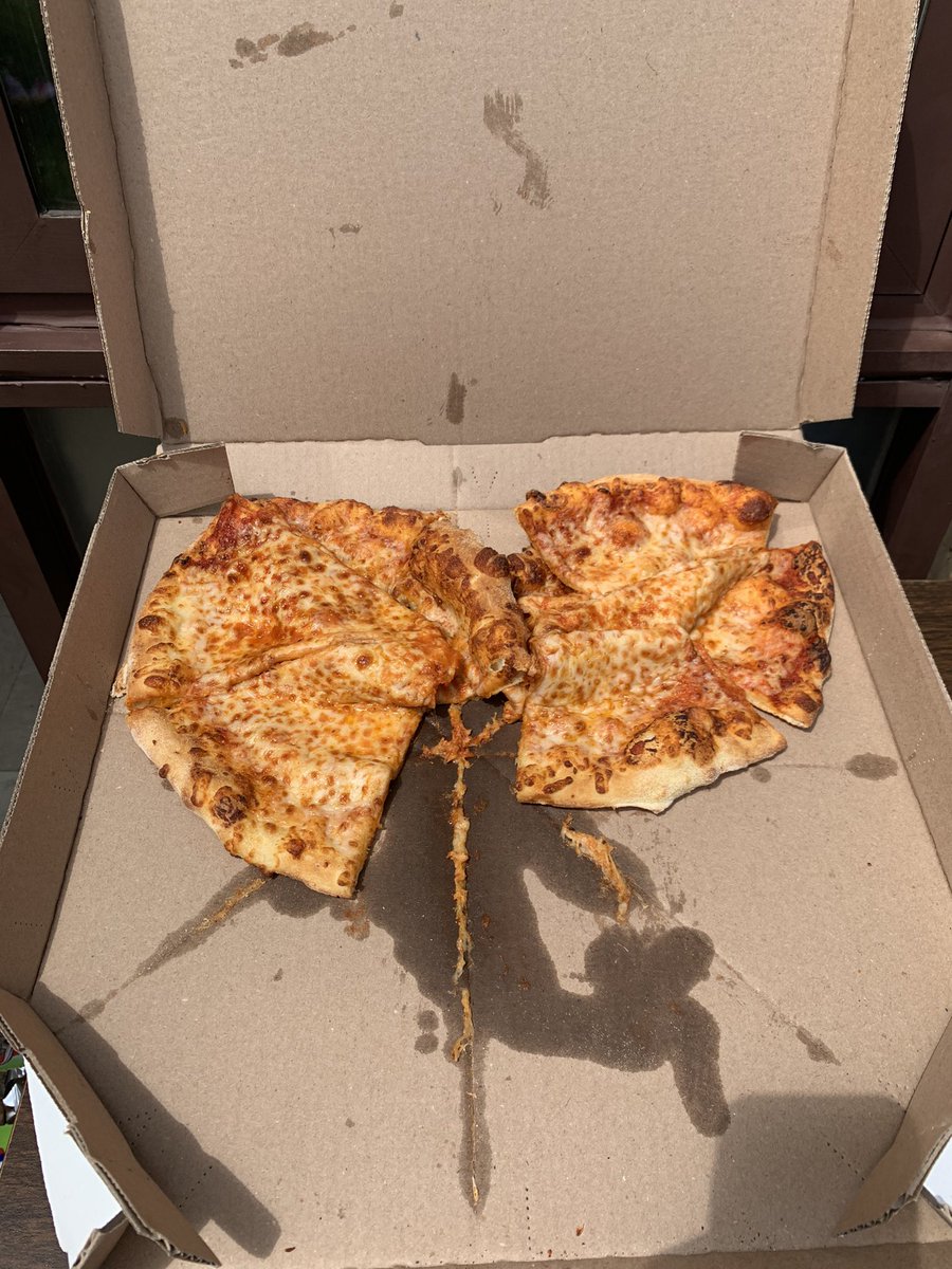 steph_furlong's tweet photo. Really @dominos 😑 https://t.co/qq0mjzEQQO