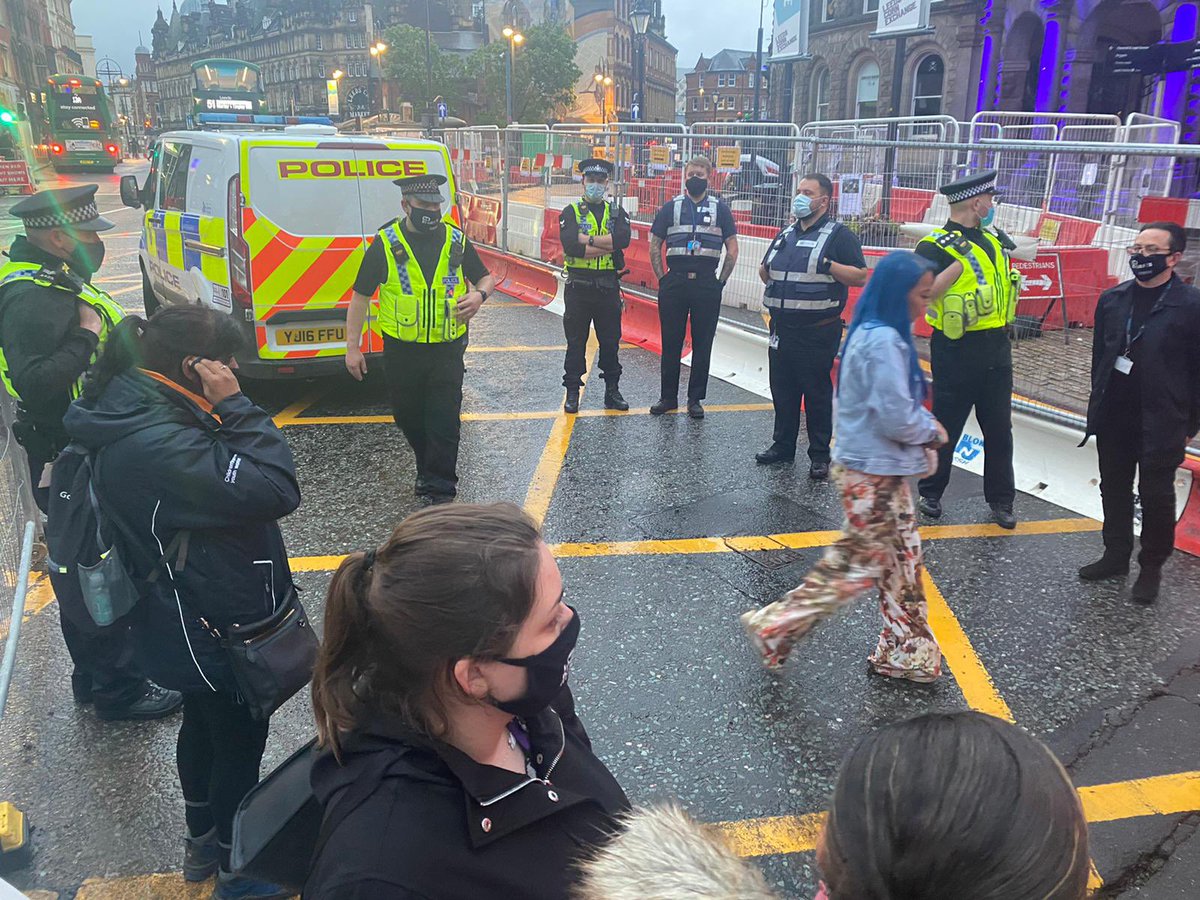 SimonHodgsonLCC's tweet photo. Gr8 pics #NightSafeLeeds #Engagement 🤓@noregretsleeds can you spot colleagues from @WYP_LDLicensing @LeedsCC_News licensing team...both busy #explaining requirements with hospitality venues...TY all 👍🏼 https://t.co/TtTHeAFr1c