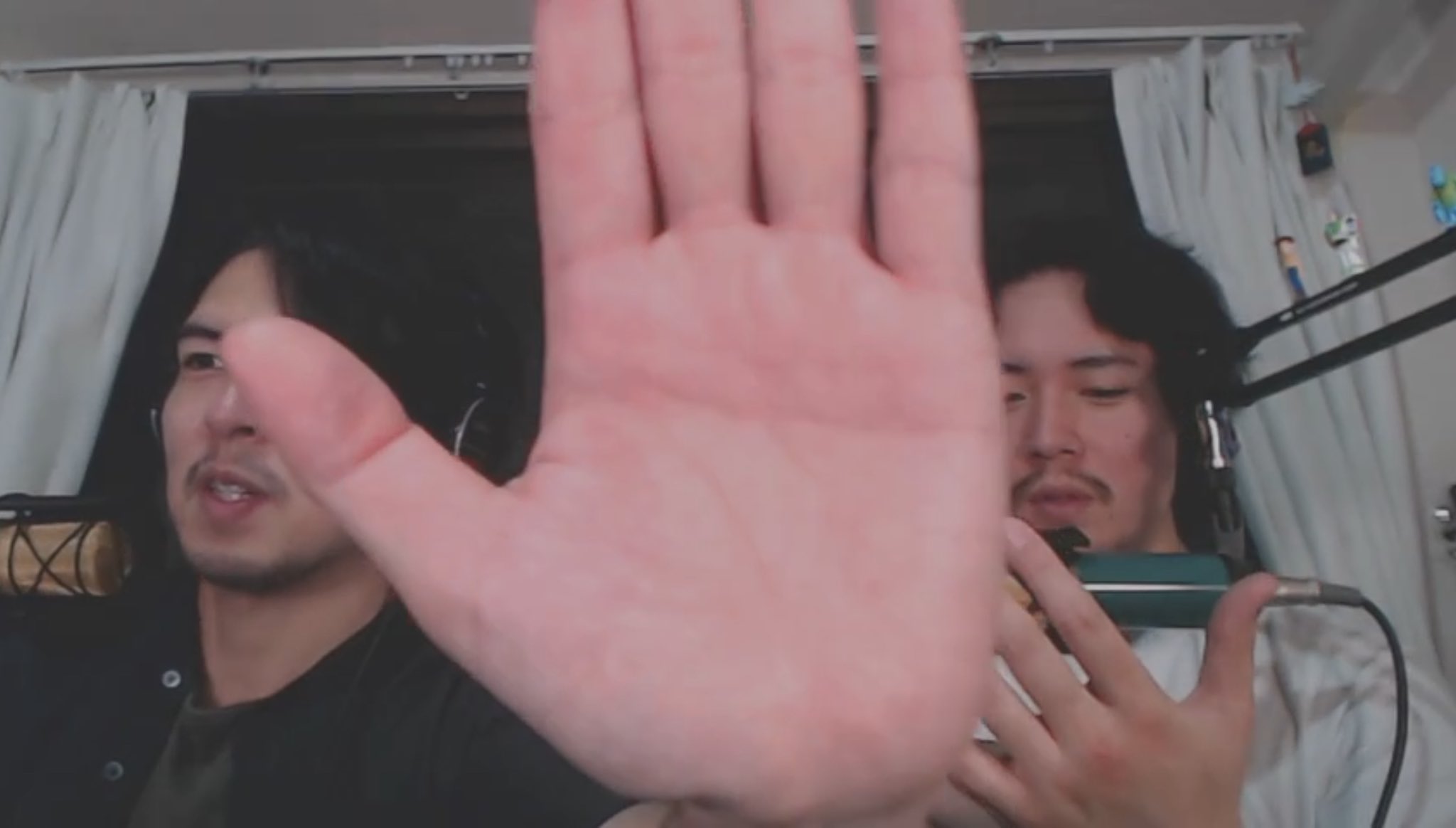 いつも ちょっと切れてる けど キュッてやったらまっすぐになる 笑 と手のひらを見せてくれて そう言えば私もだ と思い ますかけ線についての手相占いをあれこれ読み漁ってみた 当たってるかわからないけど面白かった 手相 ますかけ線