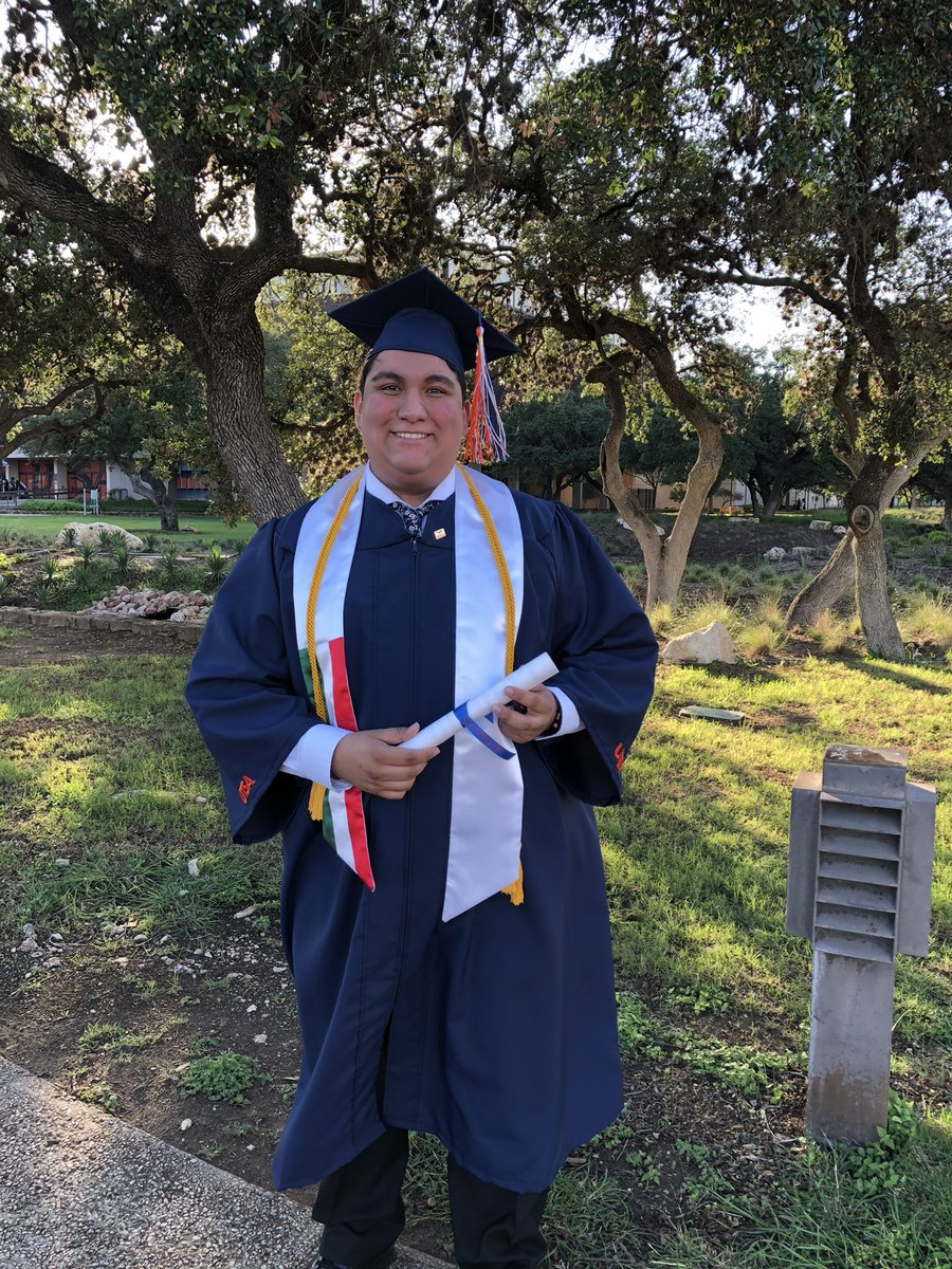HeyItsMatt215's tweet photo. I graduated from UTSA this past weekend! These past 4 years have gone by so quickly and the people I’ve met have been the most amazing people ever. I am really looking forward to working for my Masters degree next semester! I DID IT!!🎉👨🏽‍🎓🎉 https://t.co/103VmhAOJa
