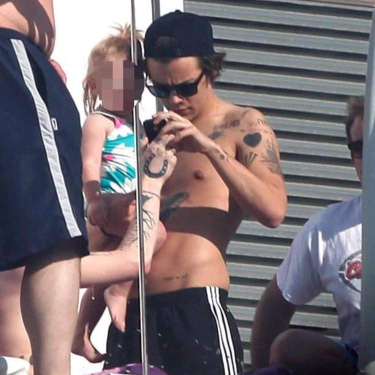 OhSorryLove's tweet photo. Un día como hoy, pero hace 8 años Harry en Barcelona.

#Harries #MelhorFandom #SECAwards #WaterlemonSugar #MusicaInternacional #HarryStyles #ArtistaMasculinoInternacional https://t.co/urDkOVnYek