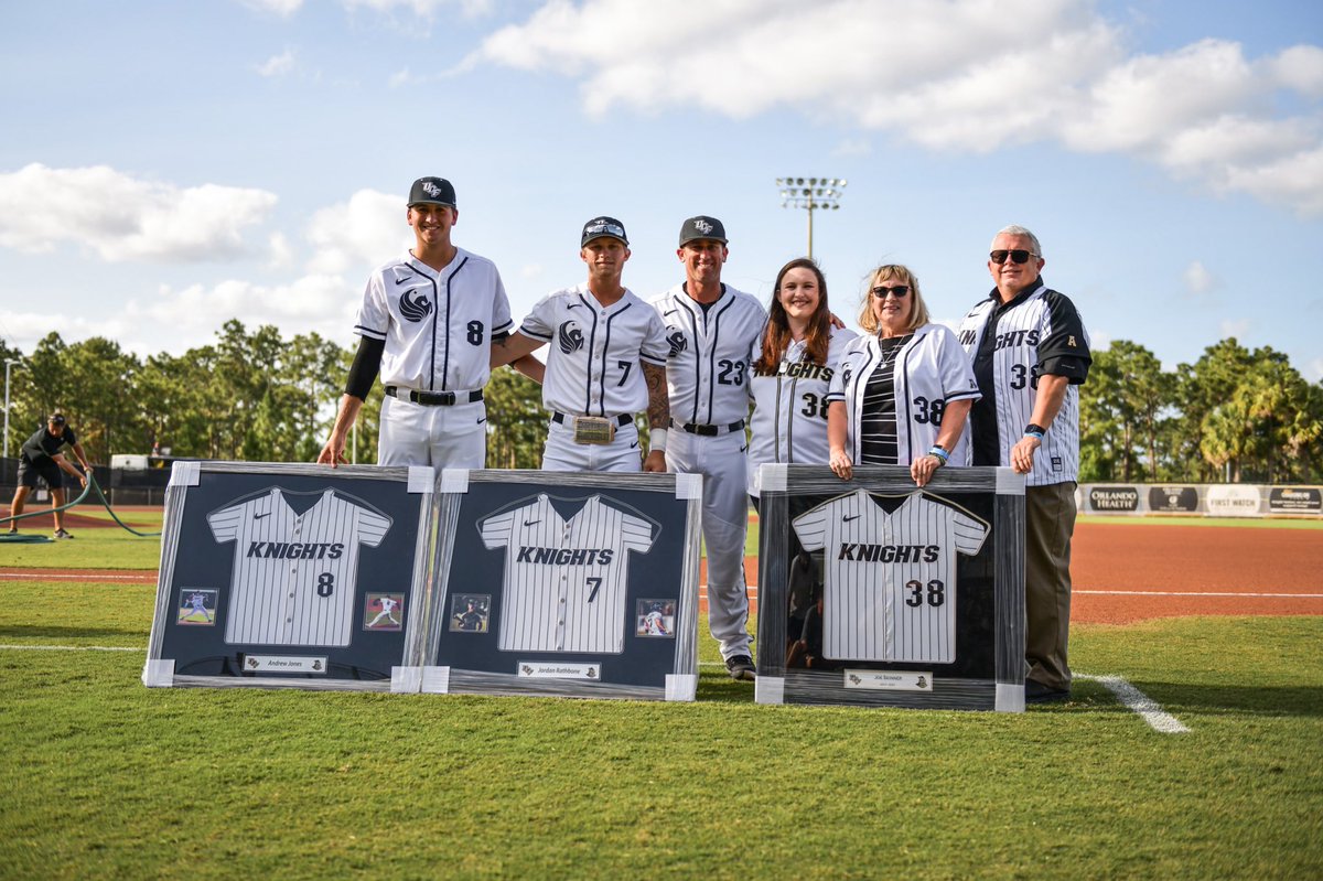 Celebrating our seniors pregame #ChargeOn ⚔️