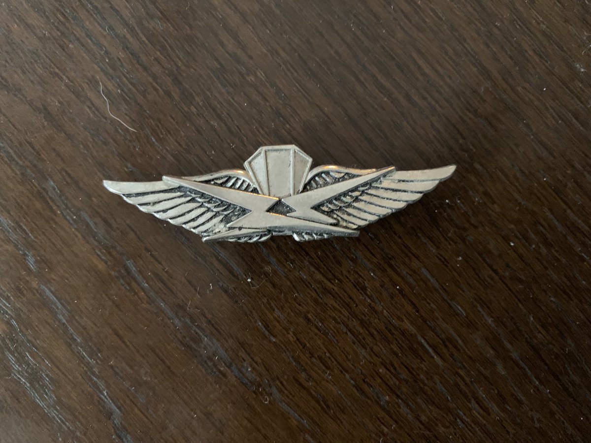 自衛隊愛知地方協力本部 公式 き章について 先週 リコカツ の 緒原紘一 のき章について少し触れましたが 今日からもう少し説明しようと思います まずは 空挺き章 から これは 飛行機からパラシュート降下できる証であり 陸上自衛隊 第1