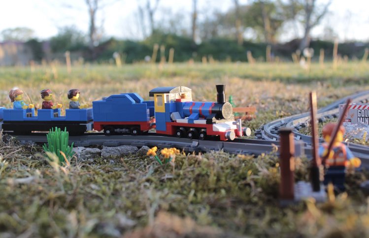 Quirky2021's tweet photo. Sunrise Scenery at the Junction ⛅️
.
.
.
@LNURailway #legotrain #legorailway #smallrailway #legolayout #legominifigure #smallrailway #brickmania #bricknetwork #brickculture #brickfan #legofan #legoaddict #legocreator #AFOL https://t.co/lJAGvnM9Gz