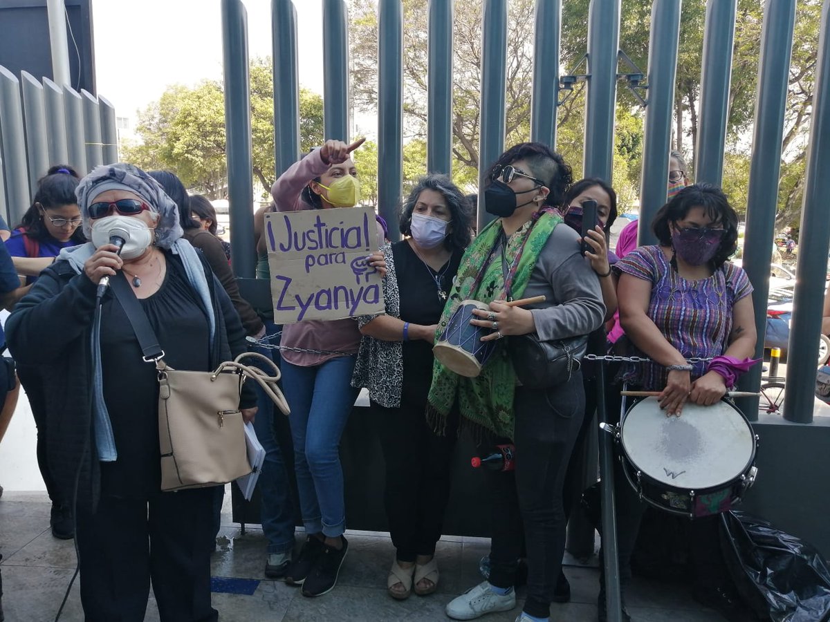 ladobemx's tweet photo. #JusticiaParaZyanya 💜Los familiares de Zyanya seguirán en la FGE hasta que salga el fiscal; piden apoyo de los medios de comunicación y acuerpamiento. https://t.co/zUrRszF8dp