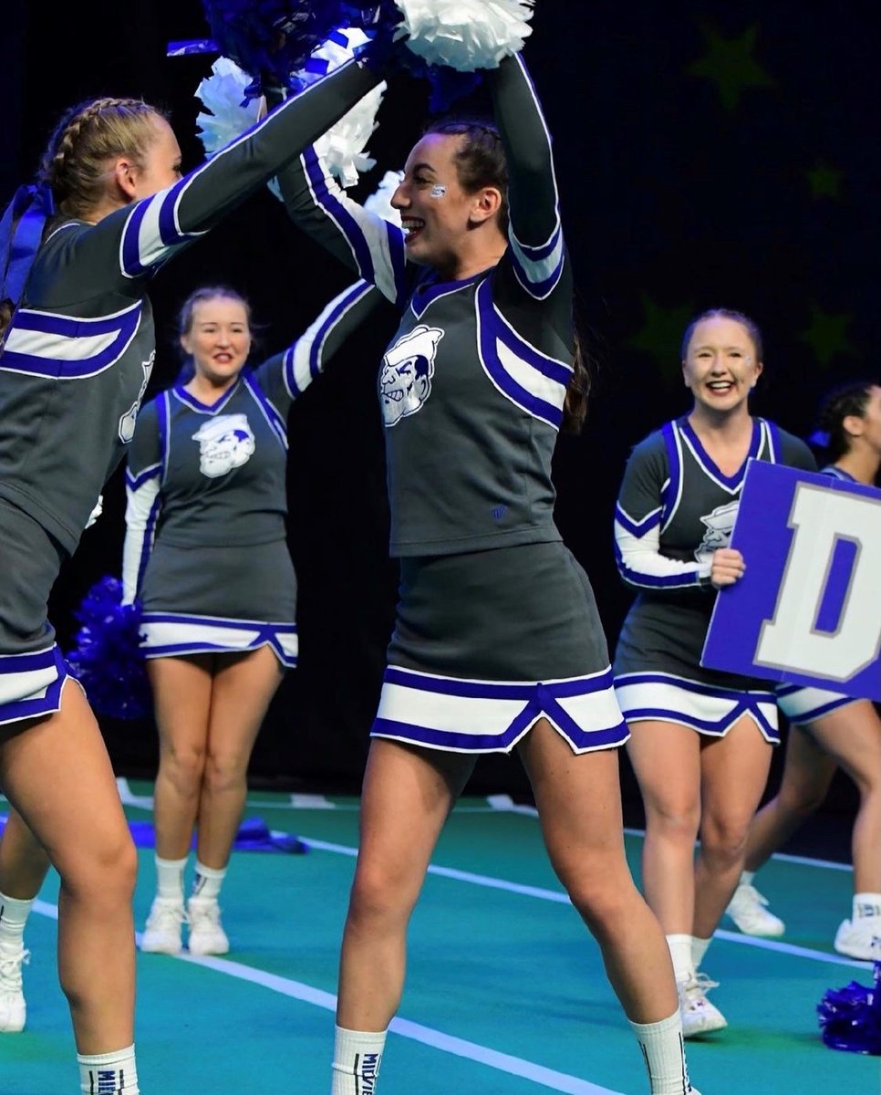 ＨＡＮＤＳ ＵＰ if you're ready for the weekend! 🙌 #VarsityStyle
📷: @midview_cheerleading
