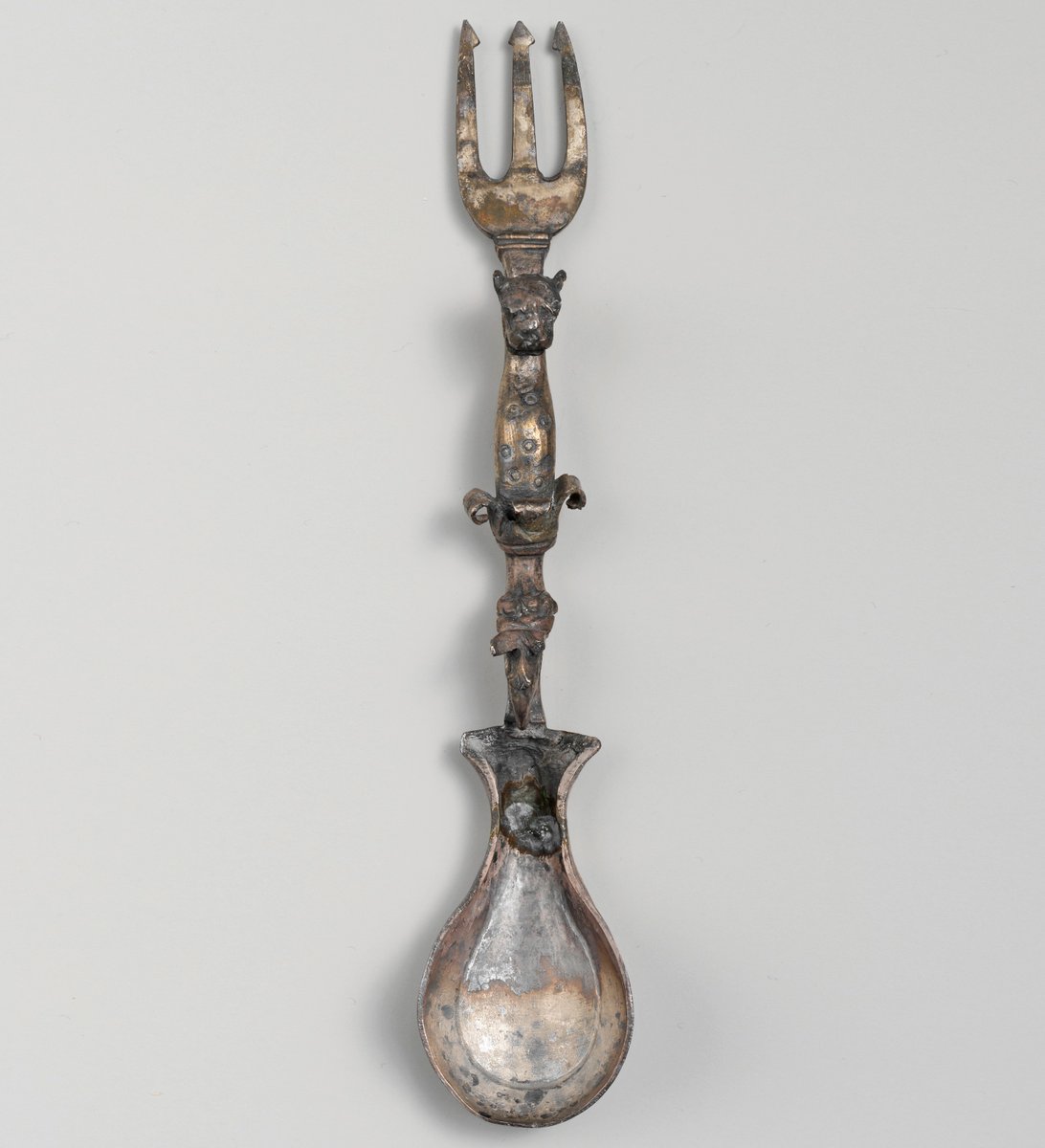 Arcdelahistori's tweet photo. Una cuchara-tenedor de plata romano del siglo III d.C. Está decorado con el motivo de un leopardo, animal a menudo asociado al dios Dioniso. https://t.co/z0rrFZ2ro4