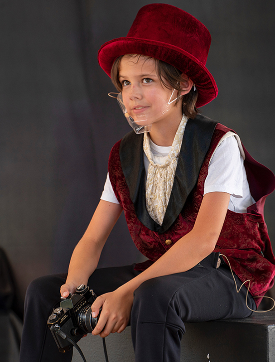 Look who came back to Earth for a sweet gig in Alice in Wonderland! It's Captain BenE from HUMANTHEM! You can check out one of his films here -> vimeo.com/459558539