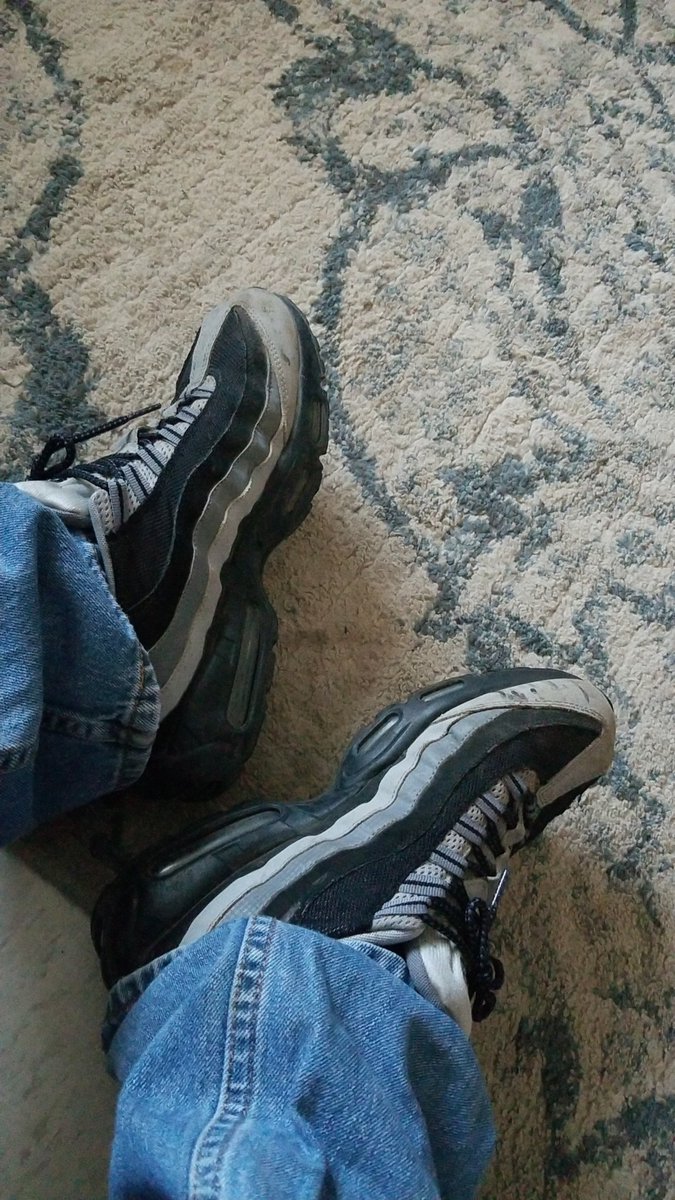 210Gotkickz's tweet image. Been cleaning outside for most of the day so no dope kicks today but I guess grey and black will work. #workkicks #colorwheelchallenge #yoursneakersaredope #rockemdontstockem