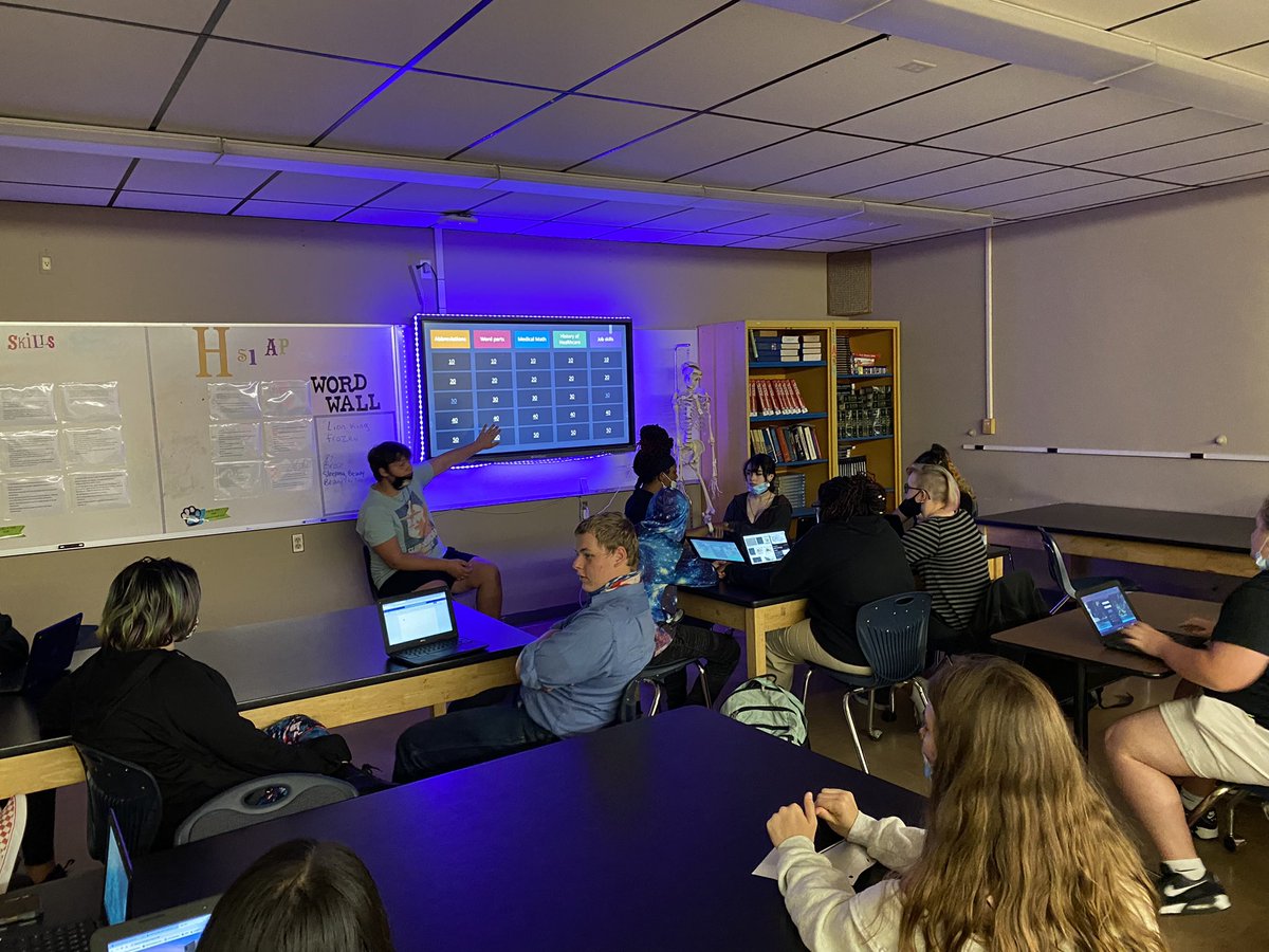 1_MELANIEMARTIN's tweet photo. Love sitting back &amp; watching students take ownership of their learning 🙌🏻 Medical Skills &amp; Services students reviewing for their Final Exam next week, but in Jeopardy style 🐾👌🏻🐅🙌🏻 🏥 @CTEmarion @DunnellonHigh @Martins_Marvels https://t.co/485hshND7g