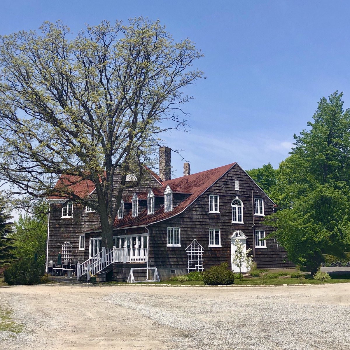 lucote's tweet photo. Les club-houses des vieux golfs en Estrie....รงa a toujours un certain charme !! #golfHeritage #Georgeville #memphremagog https://t.co/OgbFZmGma2