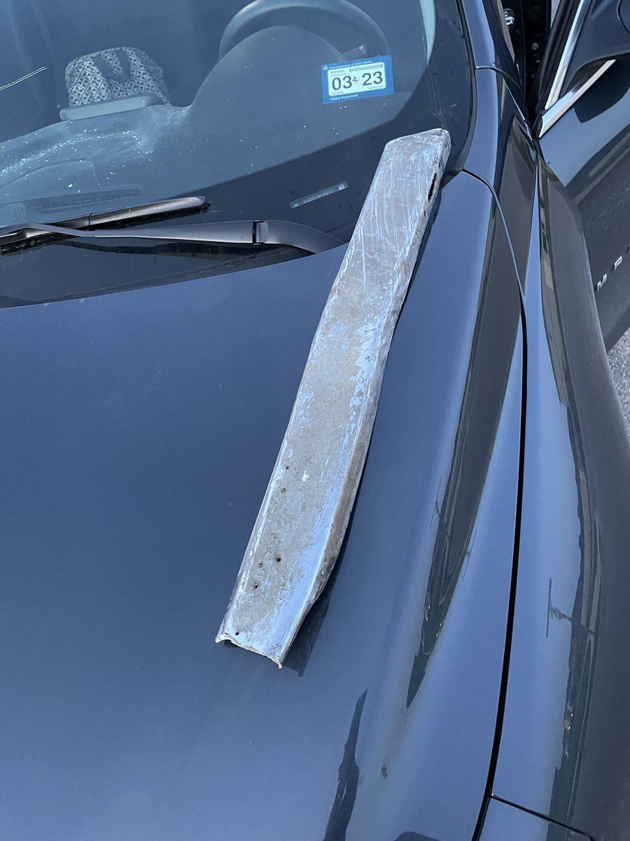 _ohhhmo's tweet photo. On the way home from work this morning a car in front of me ran over a piece of metal that was on the highway and it flew into my windshield. Definitely traumatized after this one, as this is giving very much FINAL DESTINATION🙄. 

Nevertheless I am grateful to be alive &amp; well🗣 https://t.co/RxFKjxY3gS