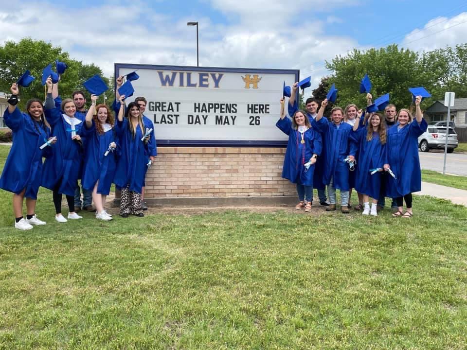 wileyrocks's tweet photo. These @HHS_Salthawks made their way back to where it all began today to walk the halls! Your Wiley family is so proud of you! #wileyrocks #SalthawkPride https://t.co/ierSUWnOmJ