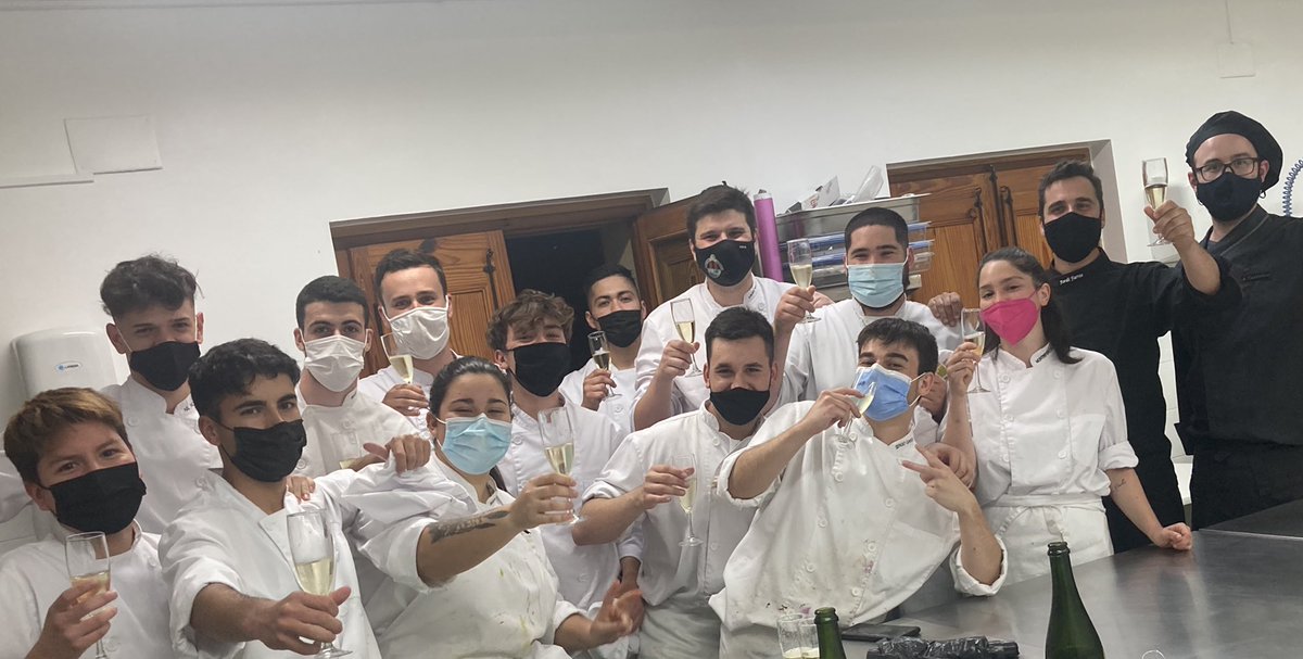 ollesigra's tweet photo. Feina feta. Un curs més al sac i ja en van 7. #direcciodecuina #ultimservei #copadecava #cuina #seguim https://t.co/mkfvAjylw2
