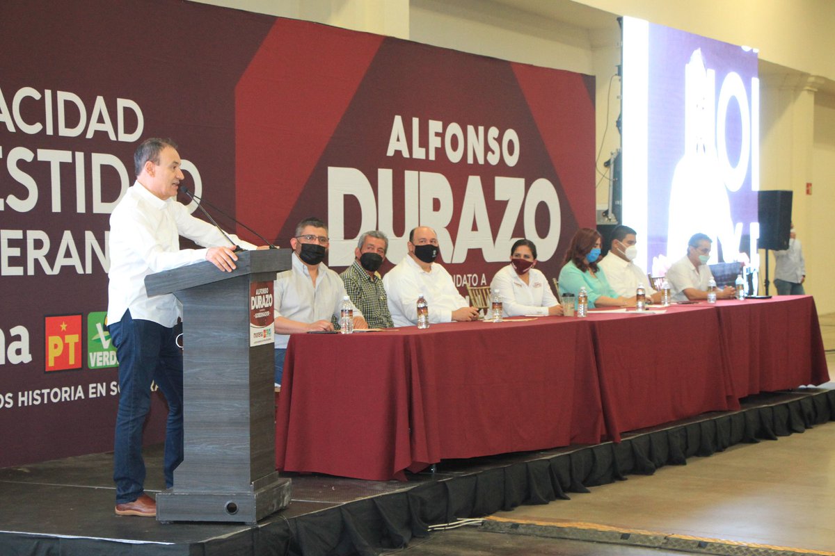 bernardethruiz's tweet photo. El compromiso que hace @AlfonsoDurazo con nuestros maestros es trascendente para que nuestros niños, adolescentes y jóvenes tengan una mejor calidad educativa en Sonora. Me dio gusto encontrar a mis maestros quienes también están convencidos que necesitamos #UnSonoraParaTodos https://t.co/Lx9OWkGgCj