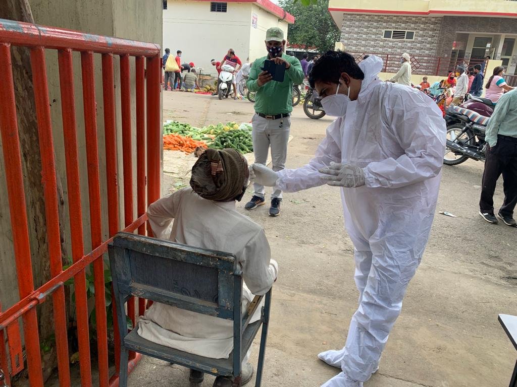 CityMagistrate1's tweet photo. सब्जी मंडी मुजफ्फरनगर में सब्जी विक्रेताओं का कोरोना टेस्ट कराया गया @DmMuzaffarnagar https://t.co/vdZT0v9Cxu