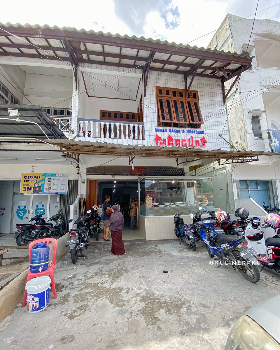 Makan siang di Taragung. Rumah makan Padang yg kalo udh masuk makan siang ramai banget. Salah satu yg wajib dicobain dendeng lamboknya. Rasanya manis pedas gitu. Dagingnya juga lembut. Sedapp!!

Favorit kamu apa?

Lokasinya di Jl. Hangtuah Ujung No. 37 

Nasi dendeng 21rb