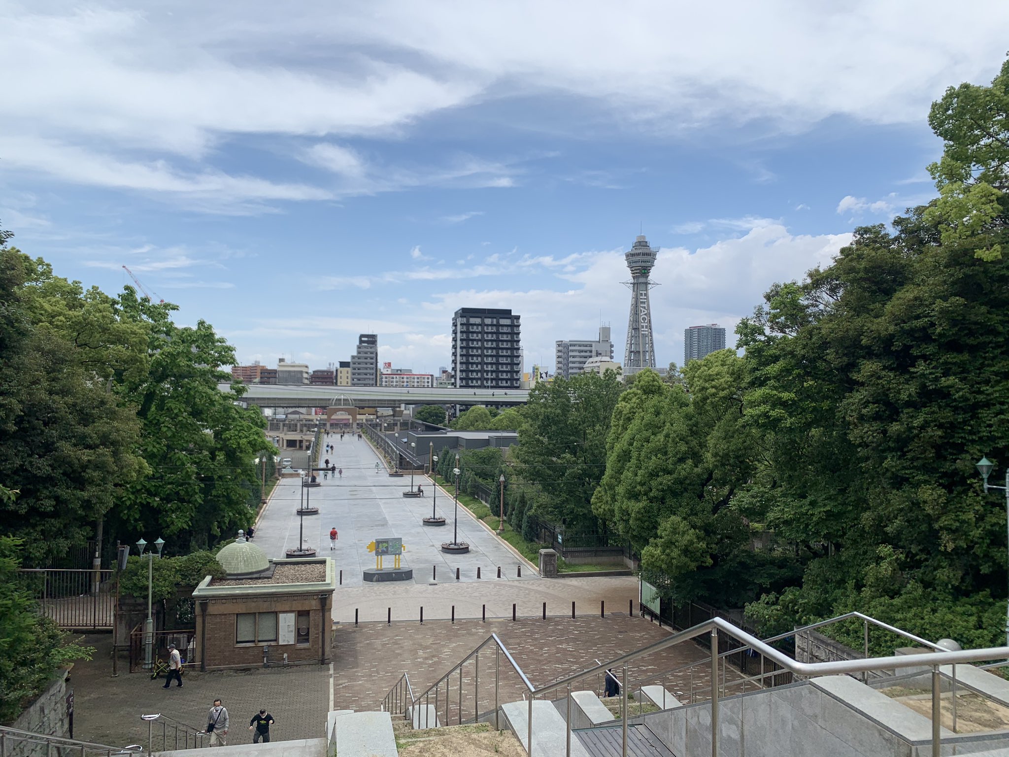 若井やるき 師若井はやと 横山たかし師 元相方若井たまるに 逢いに行っておりました 一心寺さん 爽やかな風で 迎えて下さいました 現在 上洛緑特急車内