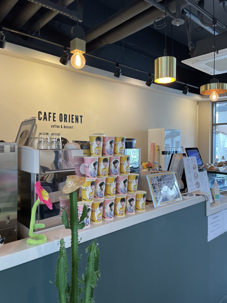 근처에 있어서 바로 달려왔어요 :)
분위기도 너무 예쁘고 내일 또오고 싶네요,,,
준비해주셔서 감사합니다 ! 💙🐰 #HAPPY_SUHO_DAY
#준면아생일축하해 
#면사포이벤트