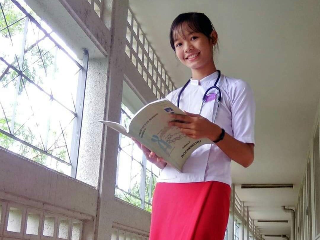 MilkTeaMM_MTAM's tweet photo. Junta terrorists unwarrantedly abducted Ma Ei Shwe Sin Lin, a student at the University of Nursing - Yangon (UYON) while they were checking her phone. And she was reportedly abducted for photographing them 
#May22Coup
#WhatsHappeningInMyanmar
#MilkTeaAlliance
#ReleaseTheDetainees https://t.co/Njm28LI3Ig