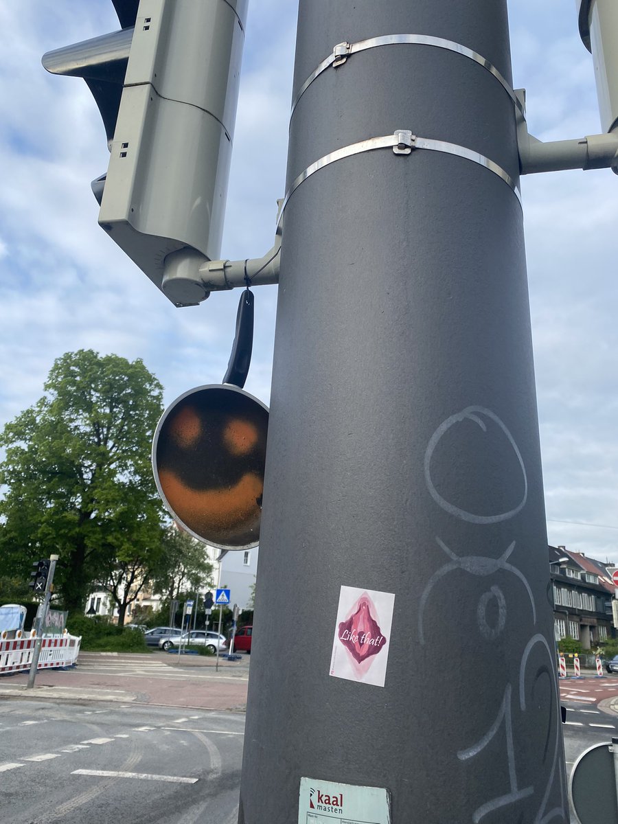 Was so in Bremen an Ampeln hängt: aktion.vulva.bremen und eine Bratpfanne? 🤪 An der Ampel gegenüber hängt übrigens auch eine.