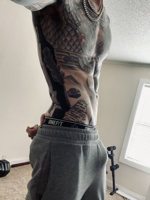 Grey sweats 🤷🏼&zwj;♂️ https://t.co/Jg5wmrJyi5