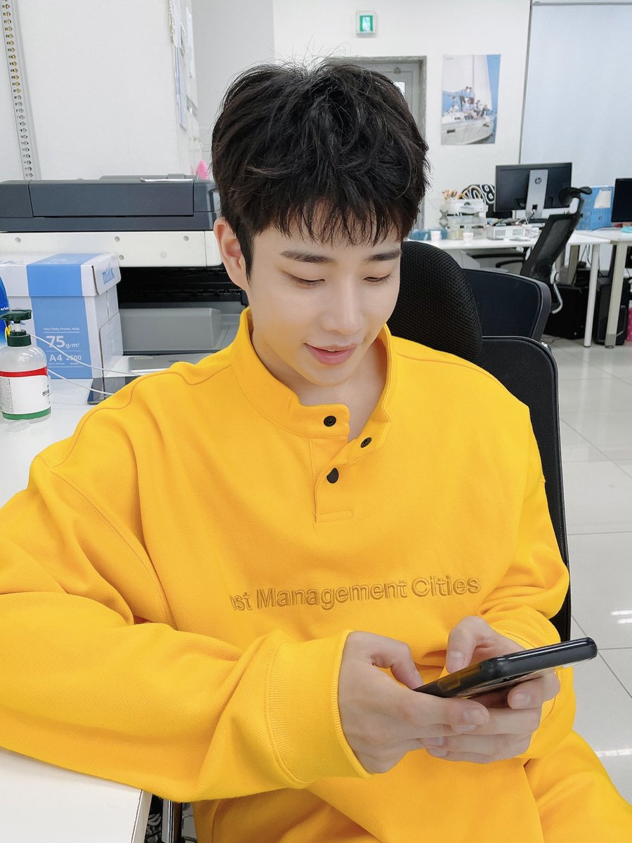minxhyukie's tweet photo. Bang em sedang melihat aroha kampanye, terlihat sangat senang bukan? #ASTRO #PemiluAroha2021 #WAKACHAW #PKS #PELINTIR #BPJS #STMJ #NASDEM https://t.co/mvGZzQK9HH