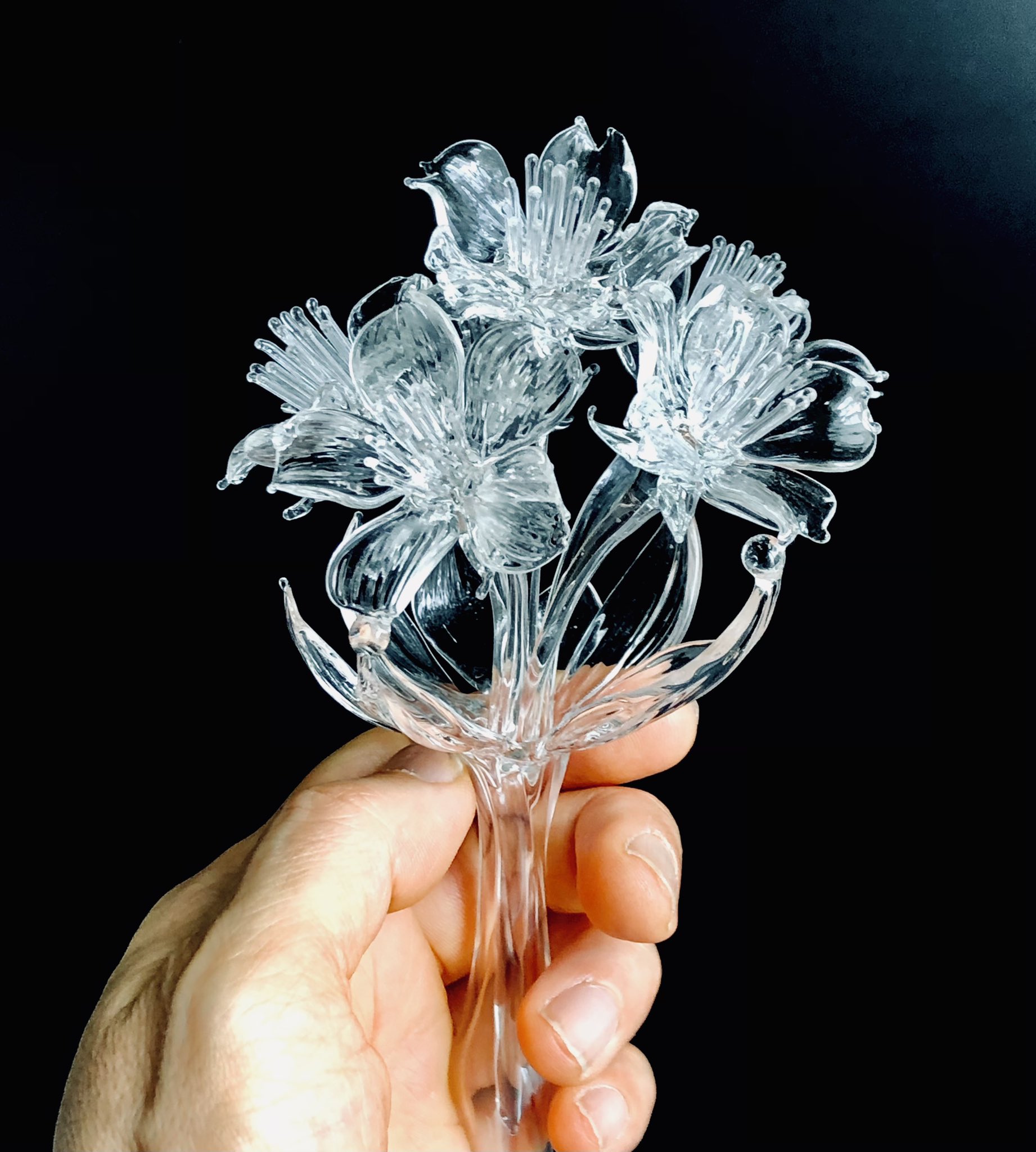 Utsusemi Glass Sculpture 春には外せない桜を作るよ 6つ花は何とか作業完了 花の茎が多いので根本をただ溶かしこんでいくと 大きい無垢の塊になってすぐに割れてしまうので程よい薄さで溶着 花と鱗片は大事をとって3箇所で固定 これで大丈夫なはず