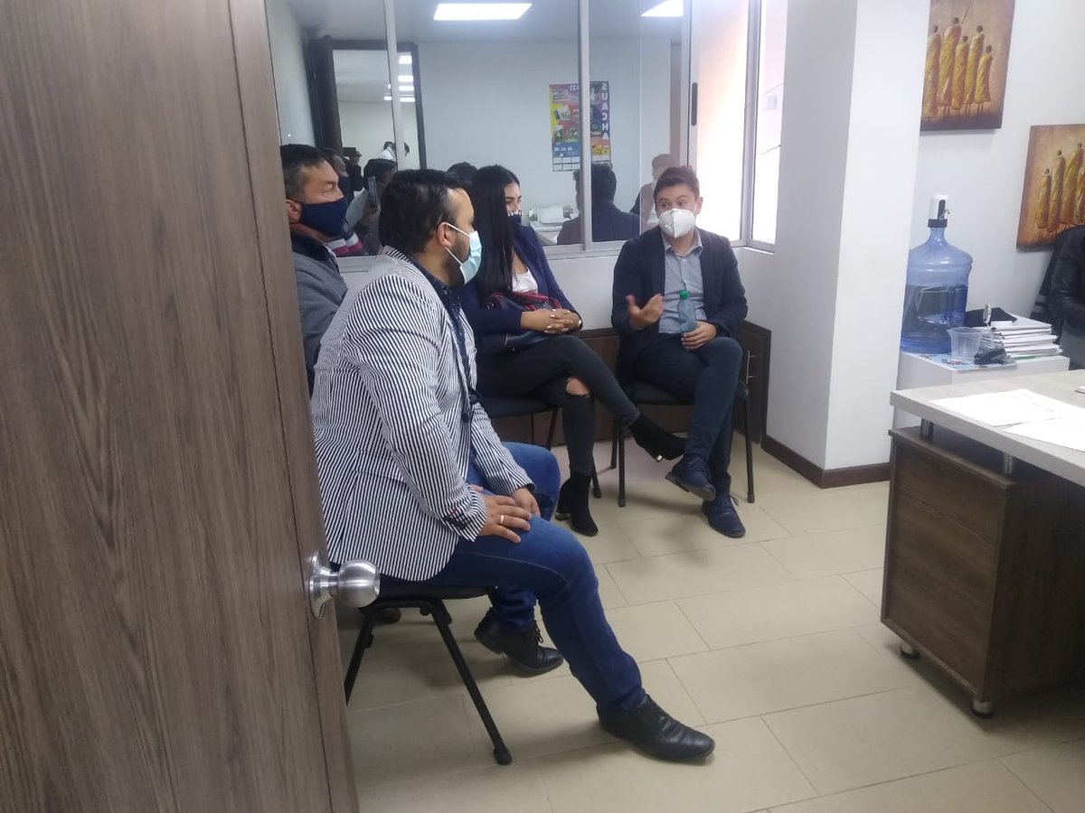 SecGobCundi's tweet photo. Nos reunimos en #Soacha con el director del Observatorio de Seguridad del municipio, Antonio Pinto, logrando avances para realizar diagnósticos conjuntos en temas de seguridad correspondientes a la #RegiónMetropolitana. #Cundinamarca #RegiónQueProgresa https://t.co/HIizFbLaYH