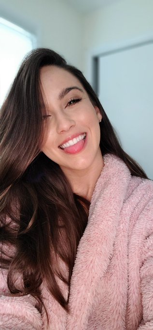 Friday night means uber eats, wine and a good book....yes I'm boring af when the sun goes down https://t