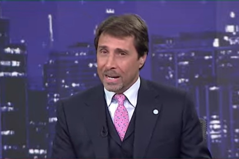LANACION's tweet photo. Eduardo Feinmann a Alberto Fernández: “Usted es la minoría que incumple y encima no vacuna” https://t.co/70wvAbKhrt https://t.co/qDdzCtskal