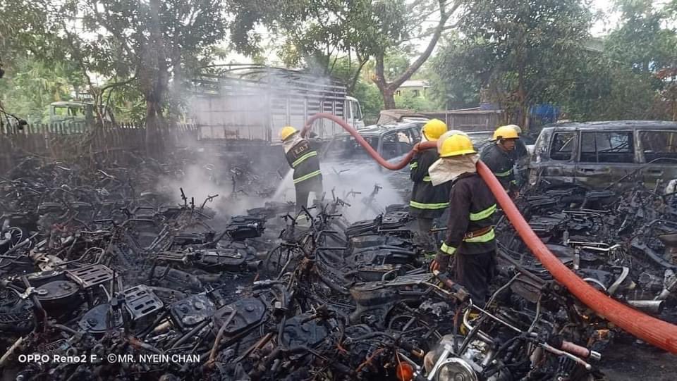 ChindwinPost's tweet photo. Fire broke out at Township/District court house, Tatoo Thida ward, Kalay city on early this morning (May 22), where evidences of motor bikes and cars were stored. #WhatsHappeningInMyanmar https://t.co/xO8NcsqCvS
