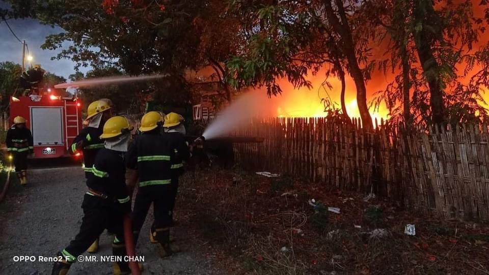 ChindwinPost's tweet photo. Fire broke out at Township/District court house, Tatoo Thida ward, Kalay city on early this morning (May 22), where evidences of motor bikes and cars were stored. #WhatsHappeningInMyanmar https://t.co/xO8NcsqCvS