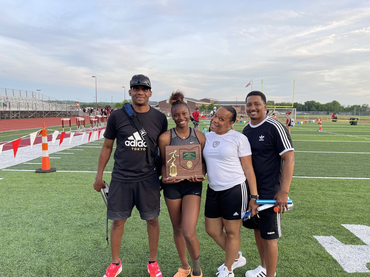 zyneak's tweet photo. I can’t thank these coaches enough. I didn’t even know if I would have a season. Until November I could barely walk, and lost all motivation.Without these amazing coaches believing in me I might have given up.The season is not over but Thank you @theHRkim @Rod2Heath2 @EAST_HAWKS https://t.co/qlkQnjyxPb