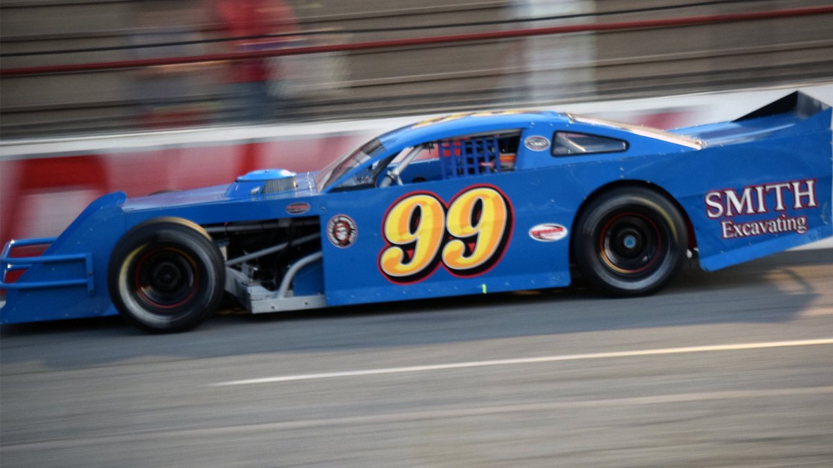 RacingAmerica's tweet photo. Casey Smith has pulled out to the lead in the early stages of the #ModsofMayhem feature at @5FlagsSpeedway.
Can he hang on for the win?
📺: https://t.co/4nLSsQ3DCp https://t.co/3AFRzr85lz