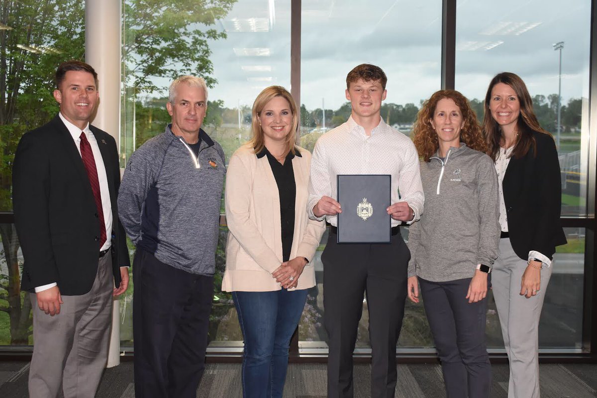 XavierSaints's tweet photo. A big congratulations to XHS senior, Ivan Thomas, on his appointment to the @NavalAcademy! Congresswoman @hinsonashley stopped by Xavier this afternoon to visit with Ivan and let him know that Iowa is proud of him. Xavier Nation certainly is! #ForeverASaint #AnchorsAweigh https://t.co/G6CpxUaiEW