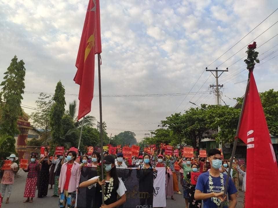 thainmwe's tweet photo. In the early morning of May 22, in Kalemyo, Sagaing Division, people of Kalay staged a wreath to pay their respects for fallen martyrs during revolution and railed against military regime.
#WhatsHappeningInMyanmar 
#May22Coup https://t.co/Fe92ZHGX1A