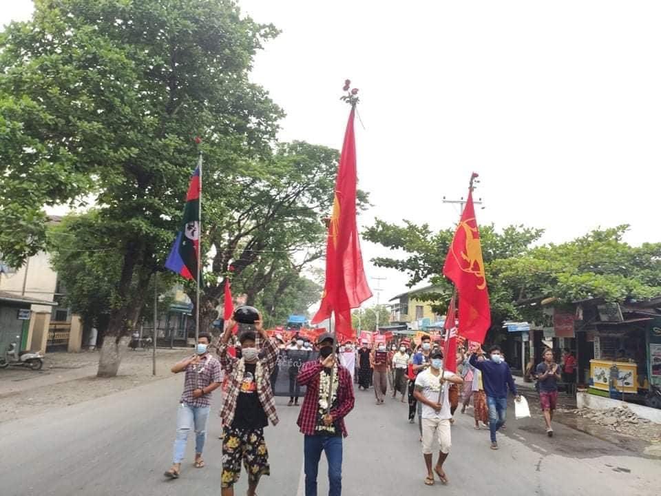 In the early morning of May 22, in Kalemyo, Sagaing Division, people of Kalay staged a wreath to pay their respects for fallen martyrs during revolution and railed against military regime.
#WhatsHappeningInMyanmar 
#May22Coup