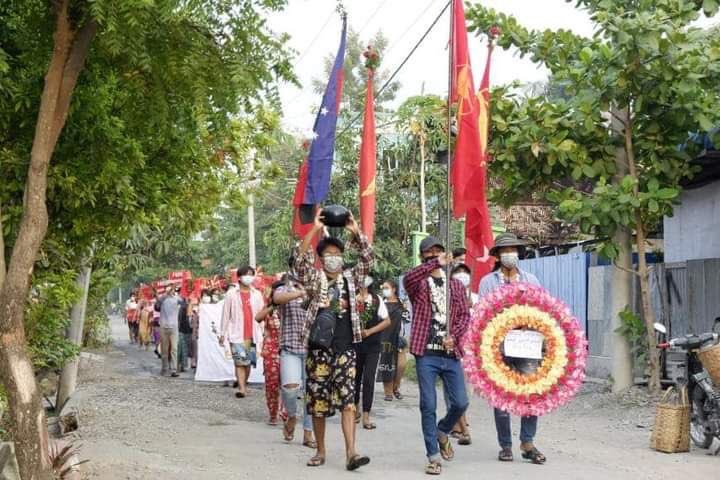 AmaraHung's tweet photo. Civilians in Kale Myo, Sagaing, displayed memorial wreaths for the fallen heroes who were brutally killed by #MyanmarMilitaryTerrorists in Spring Revolution   #WhatsHappeningInMyanmar #May22Coup https://t.co/wNPKNwt5Nt