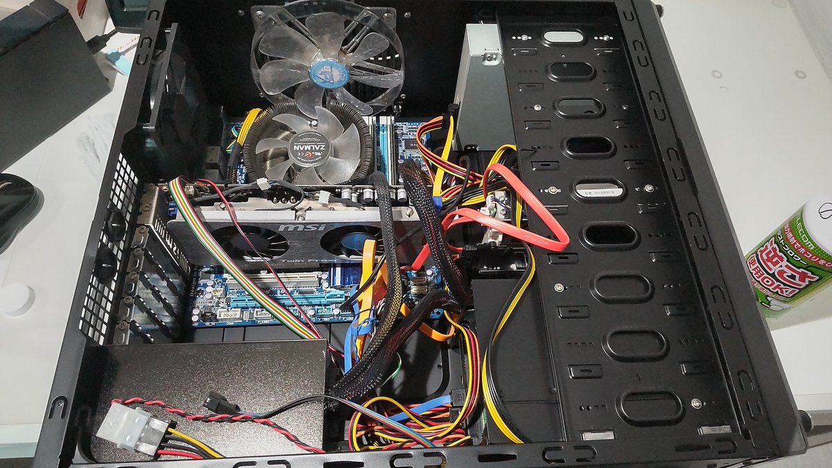 ট ইট র クララ Klala これから自作pcの中身入れ替えます まずはpcケースのフタを開けて スプレーと静電気ブラシで掃除しました が ケーブルがゴチャゴチャ 11年前の私は何を考えて配線したのか 笑 とりあえず これからケーブルを1個1個外していき ট ইট র クララ Klala これから自作pcの中身入れ替えます まずはpcケースのフタを開けて スプレーと静電気ブラシで掃除しました が ケーブルがゴチャゴチャ 11年前の私は何を考えて配線したのか 笑 とりあえず これからケーブルを1個1個外していき