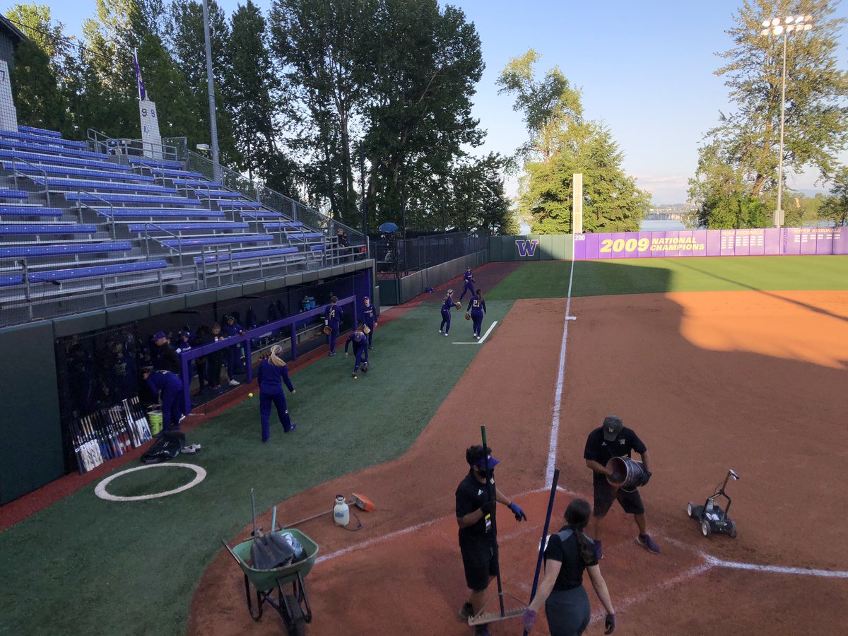Anthony Edwards It S Almost Time For Uwsoftball Michigan Won The First Game Of The Day 2 0 Meaning If The Huskies Win They Will Play The Wolverines Tomorrow T Co Wichlx5ind