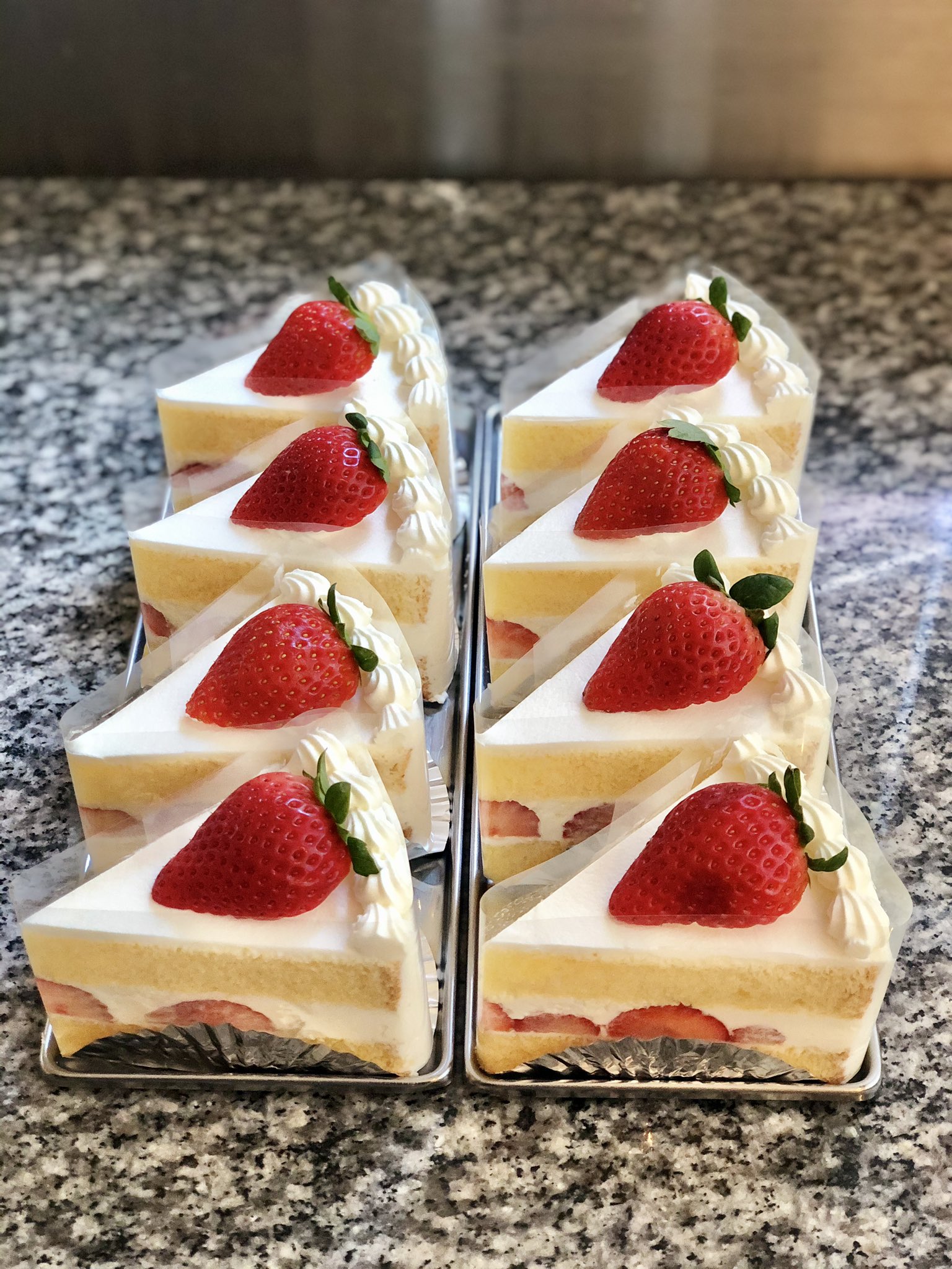 Bo Peep ボーピープ お持ちかえりできます いちごのショートケーキ 北海道産の小麦粉と生クリームを 使って 口溶けの良いスポンジと 生クリーム 甘酸っぱいとちおとめのおいしい組み合わせです 苺の季節もあと少し ショートケーキも冬までお休みになり