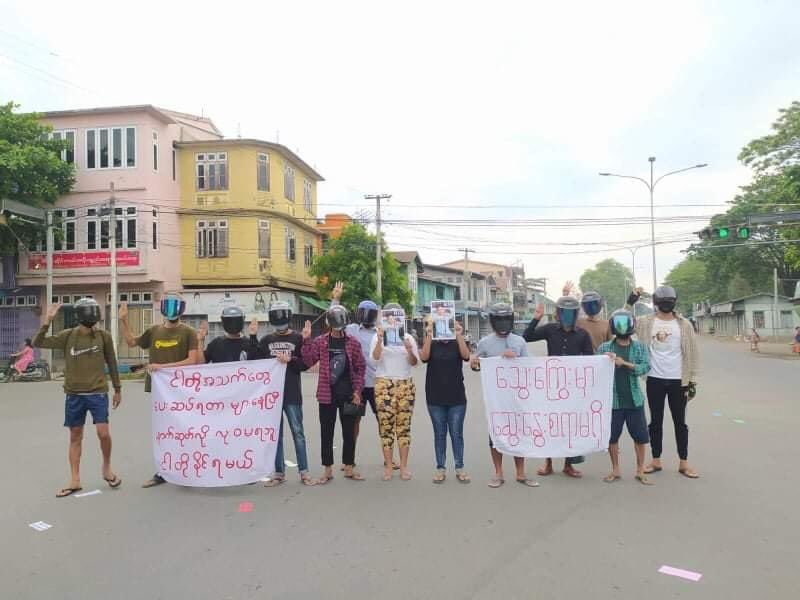 thainmwe's tweet photo. A paper strike campaign was launched in the bustling center of Kale to pay tribute to Salai Cung Nawl Piang, a fallen CNDF member from Falam.

  #WhatsHappeningInMyanmar #MilkTeaAlliance #May22Coup  #NoFlyZoneInMyanmar https://t.co/kcEA53dzx7