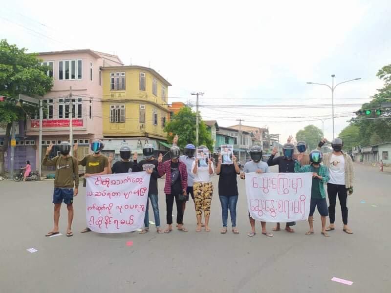 thainmwe's tweet photo. A paper strike campaign was launched in the bustling center of Kale to pay tribute to Salai Cung Nawl Piang, a fallen CNDF member from Falam.

  #WhatsHappeningInMyanmar #MilkTeaAlliance #May22Coup  #NoFlyZoneInMyanmar https://t.co/kcEA53dzx7