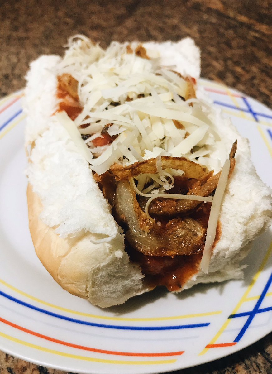 LucasHenrich's tweet photo. Cachorro-quente com molho levemente picante de pimenta calabresa, maionese direto no pão, bacon, cebola crispy crocante e provolone. Representando a escola de #Murchaflor no #UFSStrixhaven. Dog tão brabo quanto um Sabujo de Griselbrand. https://t.co/1xv35DTGjq