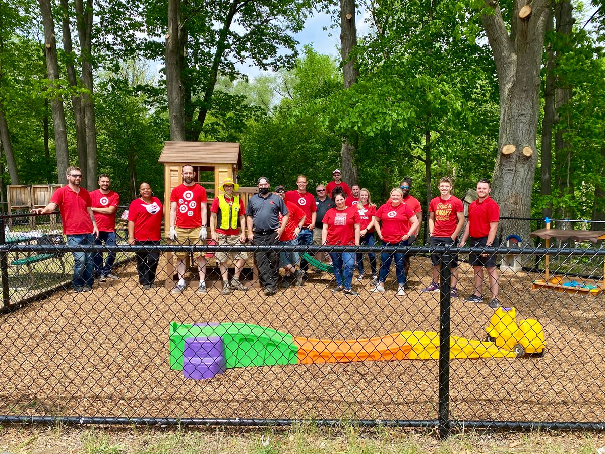 LizzyC1313's tweet image. The sun was shining on #D137 as we gave back to the community and the children today! New play structures, lots of mulch, and our D137 rockstar PML’s ready to build! Thank you everyone for bringing so much #Joy #CareGrowWin #D137MakesADifference #G195Cares @AlainaAzar @garmtgt